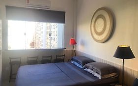 Entre Copacabana e Ipanema, 300 metros da praia, entre postos 5 e 6